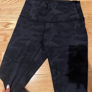 Lululemon wunder under size 4 leggings in perfect condition BLACK CAMO